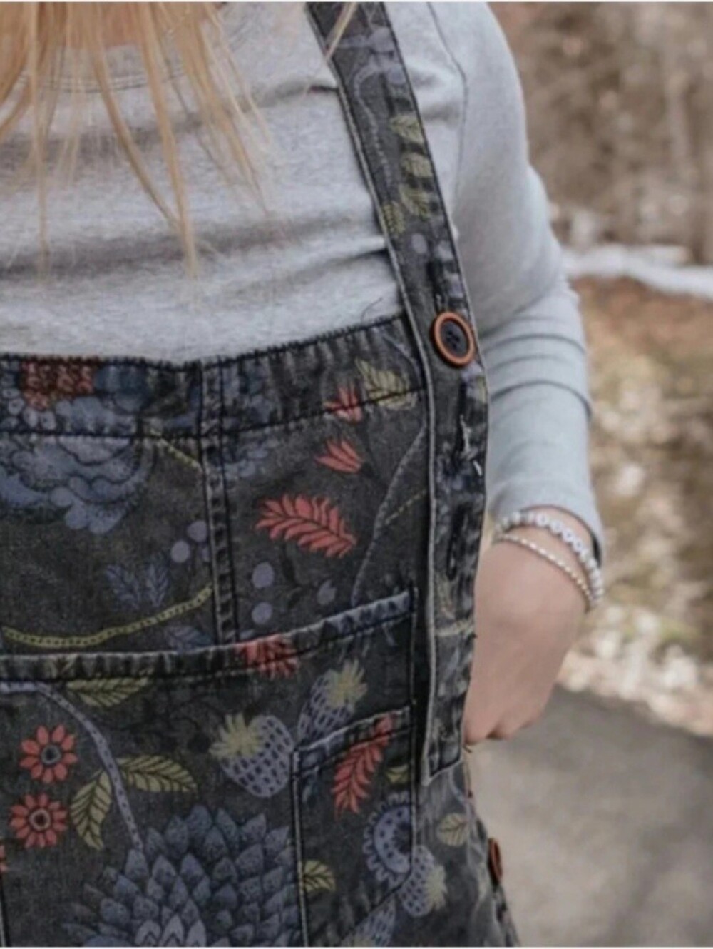 Easel High Hopes Slouchy Denim Overalls in Floral Black Denim Size Medium - Picture 6 of 10